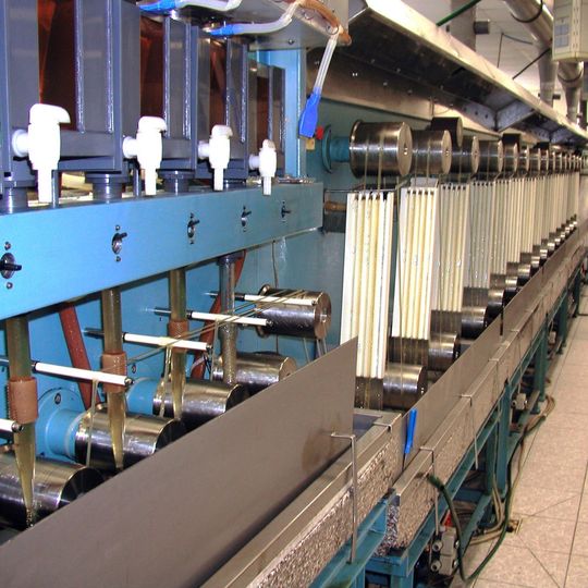 Die Cellulose-Spinnmaschine im Technikum des TITK leistete wertvolle Erkenntnisse für das Vorhaben in Finnland. Die Cellulose-Spinnmaschine im Technikum des TITK leistete wertvolle Erkenntnisse für das Vorhaben in Finnland.