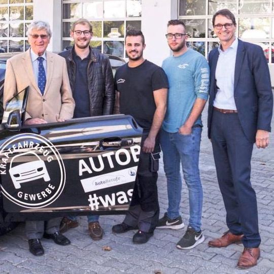 Leistungswettbewerb 2018 in Hessen: (v.li.) Bert Rauscher (Heinz und Gisela Friederichs Stiftung), Christoph Sebesse (1. Platz), Denis Sferdean (2. Platz), Nico Bähr (3. Platz) und Joachim Kuhn (Kfz-Gewerbe Hessen). Leistungswettbewerb 2018 in Hessen: (v.li.) Bert Rauscher (Heinz und Gisela Friederichs Stiftung), Christoph Sebesse (1. Platz), Denis Sferdean (2. Platz), Nico Bähr (3. Platz) und Joachim Kuhn (Kfz-Gewerbe Hessen).