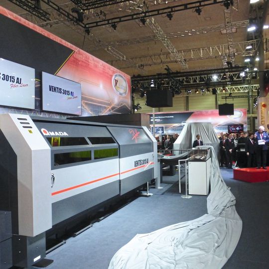 Die Enthüllung der Ventis-3015AJ am ersten Messetag in Hannover. Mit der Ventis-3015AJ 4 kW stellt Amada eine Laserschneidanlage vor, die mittels einer flexiblen Strahlführung bislang vorhandene Einschränkungen der Faserlaser-Technologie überwindet. Die Enthüllung der Ventis-3015AJ am ersten Messetag in Hannover. Mit der Ventis-3015AJ 4 kW stellt Amada eine Laserschneidanlage vor, die mittels einer flexiblen Strahlführung bislang vorhandene Einschränkungen der Faserlaser-Technologie überwindet.