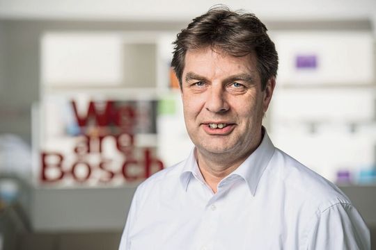 „Gemeinsam mit Osram haben wir eine App entwickelt, die die Mitarbeiter stets über den Status von 80 verschiedenen Maschinen informiert“, erklärt Stefan Bastian, Global Director Sales, Marketing & Consulting, Bosch Connected Industry, Robert Bosch.