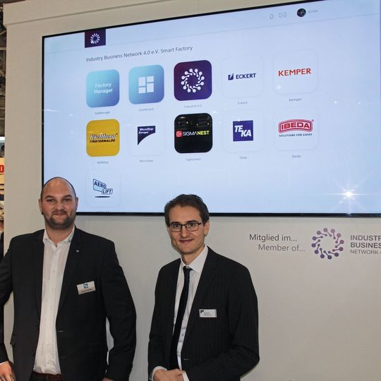 Simion Telöken (li.), Geschäftsführer Teka Absaug- und Entsorgungstechnologie, und Konstantin Kernschmidt, Projektleitung Industrie 4.0 bei Microstep Europa, stehen stellvertretend für die rund 30 Unternehmen des Verbandes Industry Business Network 4.0 e.V. Ziel des Verbandes ist es, Industrie 4.0 für Mittelständler zu einem Mehrwert zu machen. Simion Telöken (li.), Geschäftsführer Teka Absaug- und Entsorgungstechnologie, und Konstantin Kernschmidt, Projektleitung Industrie 4.0 bei Microstep Europa, stehen stellvertretend für die rund 30 Unternehmen des Verbandes Industry Business Network 4.0 e.V. Ziel des Verbandes ist es, Industrie 4.0 für Mittelständler zu einem Mehrwert zu machen.