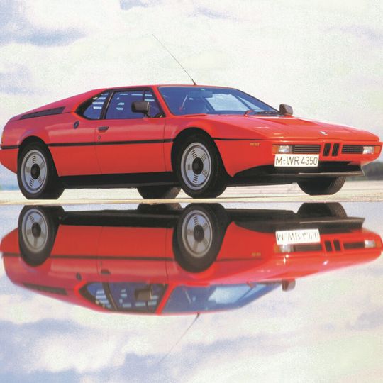 Der BMW M1 war sowohl optisch als auch technisch außergewöhnlich. Der BMW M1 war sowohl optisch als auch technisch außergewöhnlich.