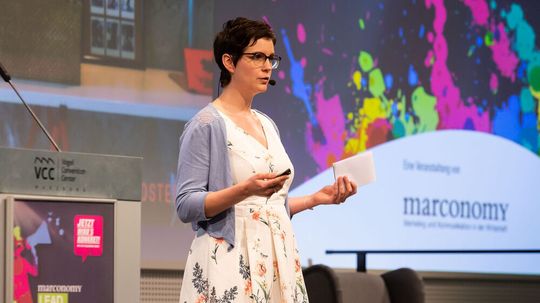 In ihrem Vortrag auf dem Lead Management Summit 2018 erklärte Andrea Jochum wieso sich das Marketing neu im Unternehmen positionieren sollte. In ihrem Vortrag auf dem Lead Management Summit 2018 erklärte Andrea Jochum wieso sich das Marketing neu im Unternehmen positionieren sollte.