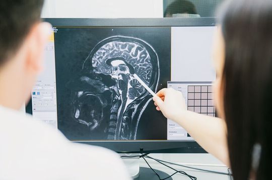Bildgebende Verfahren wie die Magnetresonanztomographie (MRT) er-
möglichen es, Hirnaktivitäten zu detektieren und Krankheiten frühzeitig zu behandeln. Bildgebende Verfahren wie die Magnetresonanztomographie (MRT) er-
möglichen es, Hirnaktivitäten zu detektieren und Krankheiten frühzeitig zu behandeln.