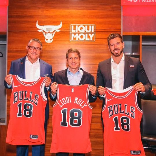 Von links: Peter Baumann (Marketingleiter Liqui Moly), Michael Reinsdorf (Besitzer und Präsident der Chicago Bulls) und Sebastian Zelger (Geschäftsführer Liqui Moly USA) gehen künftig gemeinsame Wege. Von links: Peter Baumann (Marketingleiter Liqui Moly), Michael Reinsdorf (Besitzer und Präsident der Chicago Bulls) und Sebastian Zelger (Geschäftsführer Liqui Moly USA) gehen künftig gemeinsame Wege.