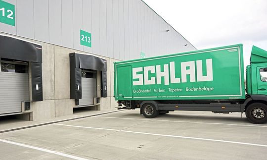 Die Hörmann-Torabdichtungen DDF zeichnen sich durch besonders reiß­feste Planen auf schaumstoffgefüllten Seitenkissen aus, die beim Andocken eingedrückt werden oder seitlich beschädigungsfrei ausweichen.