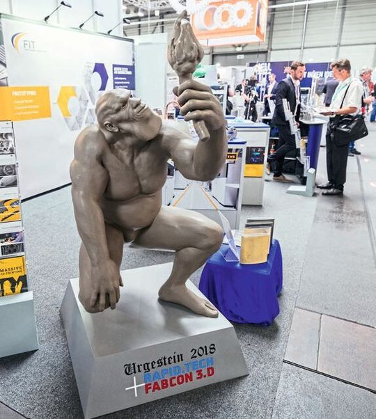 Hingucker auf der Rapid.Tech + FabCon 3.D 2018: Das Modell des Urgestein-Awards für internationale Pioniere des 3D-Drucks. Hingucker auf der Rapid.Tech + FabCon 3.D 2018: Das Modell des Urgestein-Awards für internationale Pioniere des 3D-Drucks.