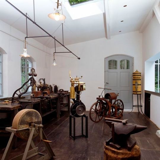 Gottlieb Daimler und Wilhelm Maybach entwickelten im Cannstatter Gartenhaus den ersten schnelllaufenden Benzinmotor der Welt. Gottlieb Daimler und Wilhelm Maybach entwickelten im Cannstatter Gartenhaus den ersten schnelllaufenden Benzinmotor der Welt.