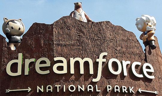 Die drei Maskottchen Astro, Cody (der Bär) und Einstein heißen 170.000 Besucher zur Dreamforce willkommen. Die drei Maskottchen Astro, Cody (der Bär) und Einstein heißen 170.000 Besucher zur Dreamforce willkommen.