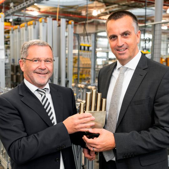 Der Manus Award geht 2019 in die neunte Runde. Erstmals als Jurymitglied mit dabei: Tobias Vogel, Leiter Unternehmensbereich Iglidur Gleitlager & Drylin Lineartechnik (rechts), der die Nachfolge von Gerhard Baus (links) antritt. Der Manus Award geht 2019 in die neunte Runde. Erstmals als Jurymitglied mit dabei: Tobias Vogel, Leiter Unternehmensbereich Iglidur Gleitlager & Drylin Lineartechnik (rechts), der die Nachfolge von Gerhard Baus (links) antritt.