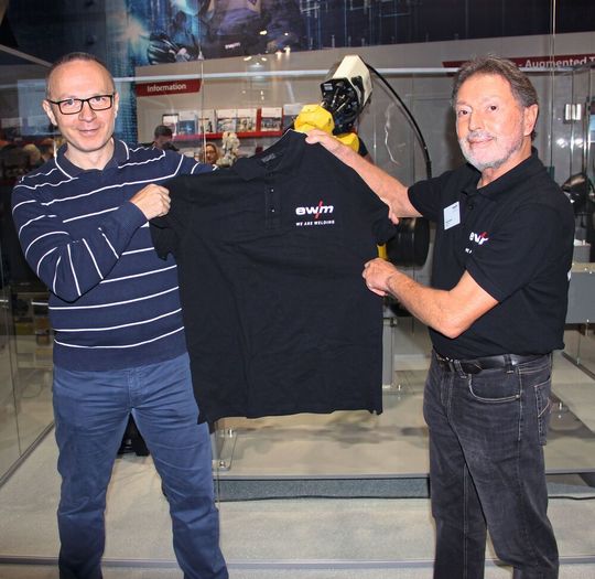 Andreas Euen (l.), Geschäftsführer der H. Euen GmbH und Bernd Szczesny, Vorstandvorsitzender der EWM AG, heben am ersten Euroblech-Tag die EWM-Euen GmbH aus der Taufe. Andreas Euen (l.), Geschäftsführer der H. Euen GmbH und Bernd Szczesny, Vorstandvorsitzender der EWM AG, heben am ersten Euroblech-Tag die EWM-Euen GmbH aus der Taufe.