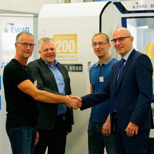 Übergabe der 200sten mit Roboter automatisierten Werkzeugschleifmaschine Compact Line an den Werkzeughersteller Seco Tools AB (v. l. n. r.: Dennis Eriksson, Team Leader/Technician Chamfer Grinding bei Seco Tools AB, Thomas Fischer, Produkt Manager Schleifen bei Ewag, Daniel Persson, Production Technician bei Seco Tools AB, Jürgen Schock, CEO Walter Ewag ) Übergabe der 200sten mit Roboter automatisierten Werkzeugschleifmaschine Compact Line an den Werkzeughersteller Seco Tools AB (v. l. n. r.: Dennis Eriksson, Team Leader/Technician Chamfer Grinding bei Seco Tools AB, Thomas Fischer, Produkt Manager Schleifen bei Ewag, Daniel Persson, Production Technician bei Seco Tools AB, Jürgen Schock, CEO Walter Ewag )