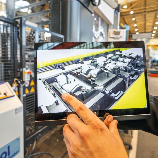 Innovatives Bedienkonzept Smart Assist für die Servopresse MSP 400. Innovatives Bedienkonzept Smart Assist für die Servopresse MSP 400.