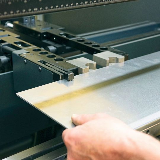 Überwachung sorgt für Prozesssicherheit: Mit einem im Anschlagfinger integrierten Messsystem prüft die Gesenkbiegepresse die Dicke des eingelegten Blechs. Überwachung sorgt für Prozesssicherheit: Mit einem im Anschlagfinger integrierten Messsystem prüft die Gesenkbiegepresse die Dicke des eingelegten Blechs.