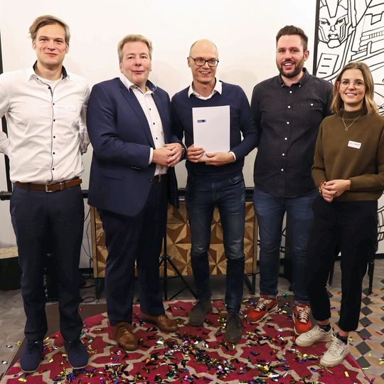 Nach der Vertragsunterzeichnung: Arno Schirmacher, Direktor Personalmanagement der HHLA (2.v.l.), und 25ways-Gründer und -Geschäftsführer Henrik Zölzer (Mitte) mit Projektmitarbeitern von HHLA und 25ways. Nach der Vertragsunterzeichnung: Arno Schirmacher, Direktor Personalmanagement der HHLA (2.v.l.), und 25ways-Gründer und -Geschäftsführer Henrik Zölzer (Mitte) mit Projektmitarbeitern von HHLA und 25ways.