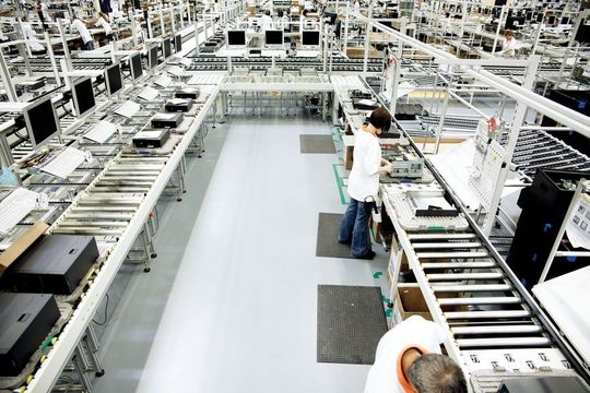Das Fujitsu-Werk in Augsburg war der letzte Ort, an dem noch PCs in Deutschland gefertigt wurden. 2020 ist damit Schluss: Fujitsu hat angekündigt, den Standort zu schließen und die Produktion zurück nach Japan zu verlagern. Das Fujitsu-Werk in Augsburg war der letzte Ort, an dem noch PCs in Deutschland gefertigt wurden. 2020 ist damit Schluss: Fujitsu hat angekündigt, den Standort zu schließen und die Produktion zurück nach Japan zu verlagern.