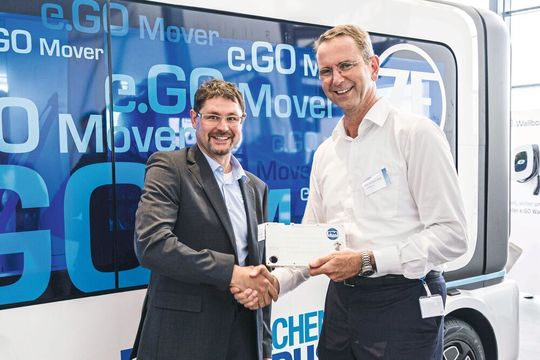 Sebastian Goldner (li.) von Proton Motor Fuel Cell und Günther Schuh, Vorstandschef Ego Mobile, vereinbarten eine Zusammenarbeit in der Brennstoffzellentechnik.