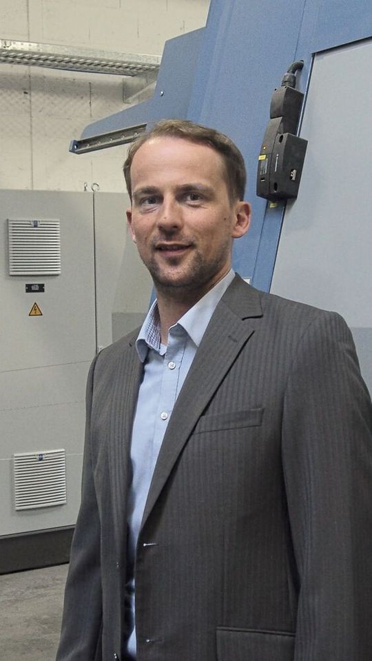 „Pro Tag fertigen wir circa sechs neue Leitungen, die wir vorher noch nie gefertigt haben. Das macht im Jahr mehr als 1.500 Spezialkabel“, beschreibt Andreas Ix, Produktmanager bei SAB Bröckskes. „Pro Tag fertigen wir circa sechs neue Leitungen, die wir vorher noch nie gefertigt haben. Das macht im Jahr mehr als 1.500 Spezialkabel“, beschreibt Andreas Ix, Produktmanager bei SAB Bröckskes.