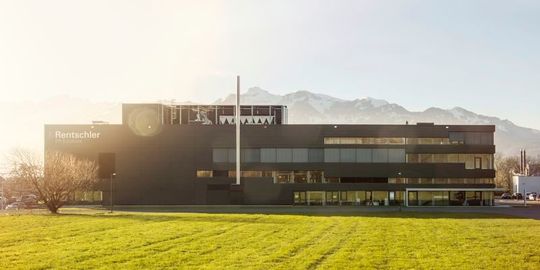 Die GMP-Konformität der neuen, hochmodernen Anlage von Rentschler Fill Solutions wurde mit dem Zertifikat der österreichischen Agentur für Gesundheit und Ernährungssicherheit (AGES) bestätigt. Die GMP-Konformität der neuen, hochmodernen Anlage von Rentschler Fill Solutions wurde mit dem Zertifikat der österreichischen Agentur für Gesundheit und Ernährungssicherheit (AGES) bestätigt.