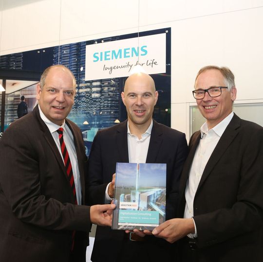 Axel Lorenz, Leiter Sales & Vertical / Solutions, Engineering & Consulting von Siemens, CEO Peter Čas, Steklarna Hrastnik und Bernhard Saftig von Siemens (v.l.n.r.) auf der Glasstec in Düsseldorf. Axel Lorenz, Leiter Sales & Vertical / Solutions, Engineering & Consulting von Siemens, CEO Peter Čas, Steklarna Hrastnik und Bernhard Saftig von Siemens (v.l.n.r.) auf der Glasstec in Düsseldorf.