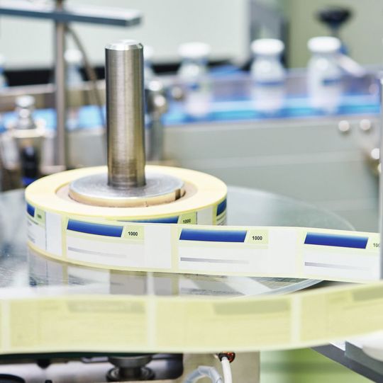 Im Praxisbeispiel hat ein Produzent die Etikettieranlage seiner Sterilabfüllung optimiert. Im Praxisbeispiel hat ein Produzent die Etikettieranlage seiner Sterilabfüllung optimiert.