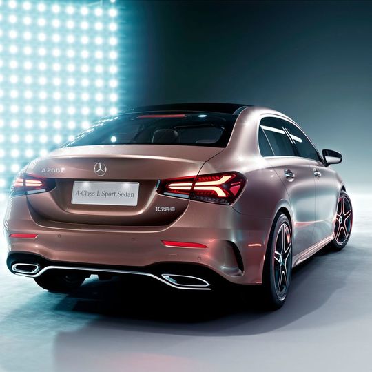 Die neue Stufenheckversion der Mercedes-Benz A-Klasse überzeugt durch ihr Platzangebot auf den Rücksitzen. Die neue Stufenheckversion der Mercedes-Benz A-Klasse überzeugt durch ihr Platzangebot auf den Rücksitzen.