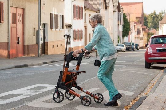 Sturzprävention ist ein wichtiges Thema in der Gesundheitsversorgung älterer Menschen. Ein spezieller Bewegungssensor am Handgelenk bewertet die Sturzgefahr bei älteren Menschen im Alltag. Sturzprävention ist ein wichtiges Thema in der Gesundheitsversorgung älterer Menschen. Ein spezieller Bewegungssensor am Handgelenk bewertet die Sturzgefahr bei älteren Menschen im Alltag.