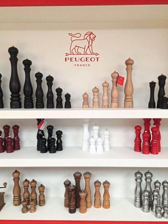 Les célèbres moulins à poivre Peugeot dans diverses déclinaisons. Les célèbres moulins à poivre Peugeot dans diverses déclinaisons.