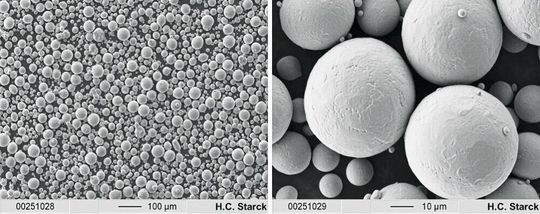 Rasterelektronenmikroskopische Aufnahmen gasatomisierter Ampertec Spherical Ti-42Nb Pulver bei 100-facher Vergrößerung (links) und bei 1000-facher Vergrößerung (rechts). Rasterelektronenmikroskopische Aufnahmen gasatomisierter Ampertec Spherical Ti-42Nb Pulver bei 100-facher Vergrößerung (links) und bei 1000-facher Vergrößerung (rechts).