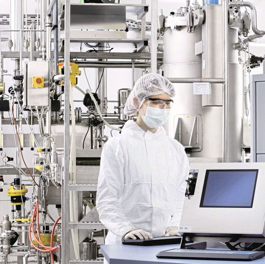 Reinraum in der Biologics-Produktion von Wacker in Jena: Im Fermenter werden genetisch optimierte E. coli-Bakterien kultiviert, die Wirkstoffproteine für Arzneimittel herstellen. Reinraum in der Biologics-Produktion von Wacker in Jena: Im Fermenter werden genetisch optimierte E. coli-Bakterien kultiviert, die Wirkstoffproteine für Arzneimittel herstellen.