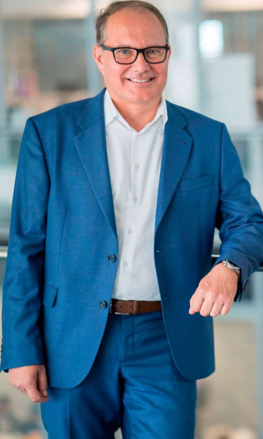 EE-Entwicklungsleiter Rolf Zöller analysiert, dass es beim Thema Internetsoftware vielleicht noch Aufholbedarf gebe, man sich aber definitiv annähere. EE-Entwicklungsleiter Rolf Zöller analysiert, dass es beim Thema Internetsoftware vielleicht noch Aufholbedarf gebe, man sich aber definitiv annähere.