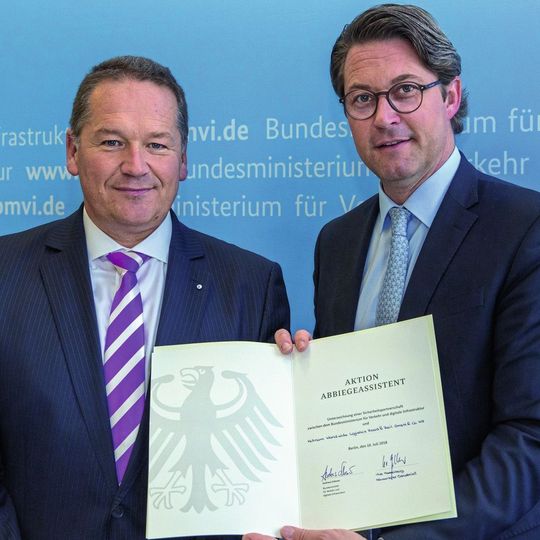 Uwe Hasselberg (l.), Hellmann-Standortleiter Osnabrück, erhält als neuer Sicherheitspartner von Verkehrsminister Dr. Andreas Scheuer die offizielle Urkunde. Uwe Hasselberg (l.), Hellmann-Standortleiter Osnabrück, erhält als neuer Sicherheitspartner von Verkehrsminister Dr. Andreas Scheuer die offizielle Urkunde.