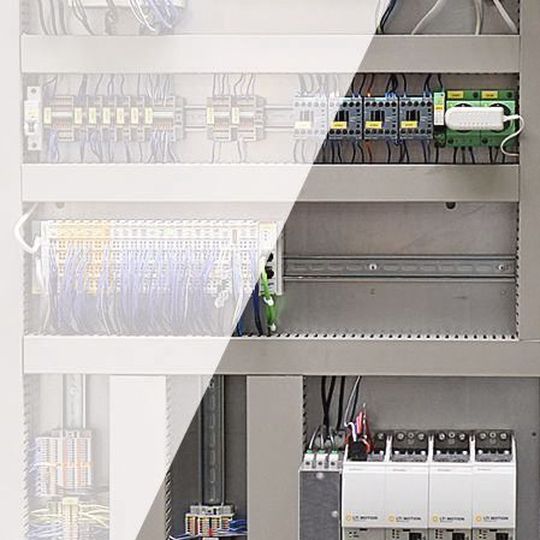 Kompakter Servo-One CM mit Dreiachsreglern im Schaltschrank. Kompakter Servo-One CM mit Dreiachsreglern im Schaltschrank.
