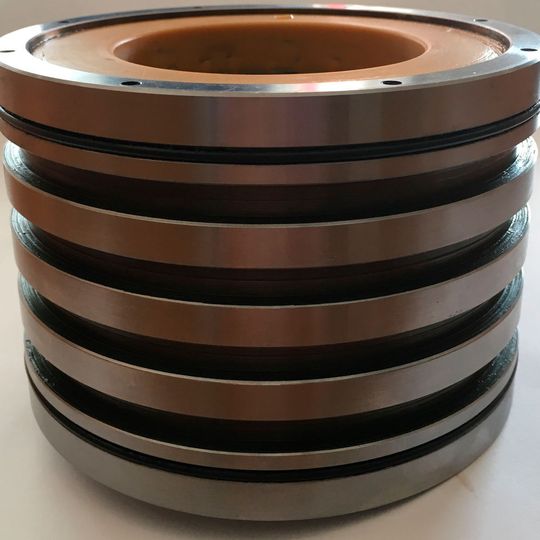 Die Motoren der TMX-Serie können eine sehr hohe S1-Drehmomentdichte erzeugen. Die Motoren der TMX-Serie können eine sehr hohe S1-Drehmomentdichte erzeugen.