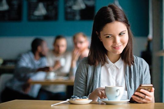 Beim Social Engineering setzen Hacker sich beispielsweise in einen Biergarten oder ein Café in der Nähe des Firmenstandortes und beschaffen sich so Informationen. Beim Social Engineering setzen Hacker sich beispielsweise in einen Biergarten oder ein Café in der Nähe des Firmenstandortes und beschaffen sich so Informationen.