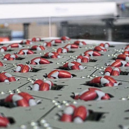 Der Celluveyor besteht aus sechseckigen kleinen Fördermodulen mit speziell angeordneten Rädern, die jeweils einzeln gezielt angesteuert werden. Der Celluveyor besteht aus sechseckigen kleinen Fördermodulen mit speziell angeordneten Rädern, die jeweils einzeln gezielt angesteuert werden.