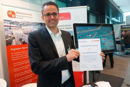Dr.-Ing. Hendrik Thamer, BIBA-Wissenschaftler und Geschäftsführer des Start-ups Cellumation, freut sich über die Auszeichnung seines Fördersystems auf dem Logistik-Kongress.