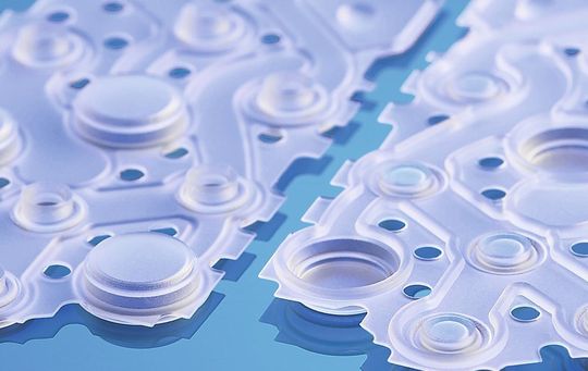 Steuerungs- und Dichtungsmembranen werden in medizinischen Pumpen eingesetzt. In dieses spritzgegossene Silikonbauteil wurden sowohl Dichtlippen als auch Steuerungspins integriert. Steuerungs- und Dichtungsmembranen werden in medizinischen Pumpen eingesetzt. In dieses spritzgegossene Silikonbauteil wurden sowohl Dichtlippen als auch Steuerungspins integriert.