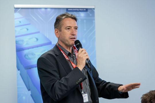 Johann Wiesböck, ELEKTRONIKPRAXIS: „Ein besonderer Schwerpunkt lagt in diesem Jahr auf dem Themenkomplex Simulation. Der eindeutige Tenor in vielen Vorträgen: Simulation macht die Arbeit leichter, schneller und führt zu besseren Ergebnissen.“ Johann Wiesböck, ELEKTRONIKPRAXIS: „Ein besonderer Schwerpunkt lagt in diesem Jahr auf dem Themenkomplex Simulation. Der eindeutige Tenor in vielen Vorträgen: Simulation macht die Arbeit leichter, schneller und führt zu besseren Ergebnissen.“