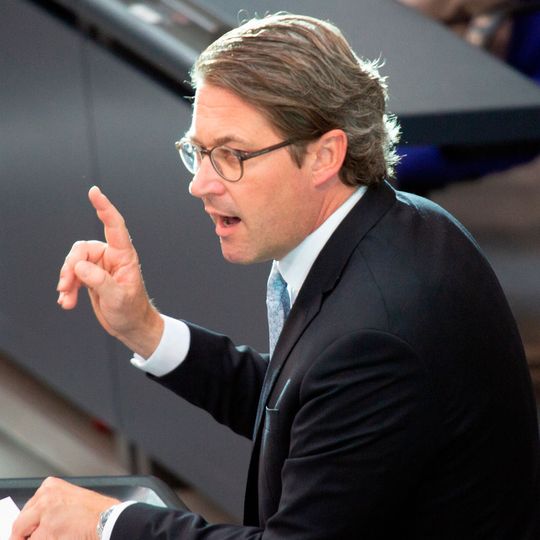 Bundesverkehrsminister Andreas Scheuer stellt sich vor das KBA. Bundesverkehrsminister Andreas Scheuer stellt sich vor das KBA.
