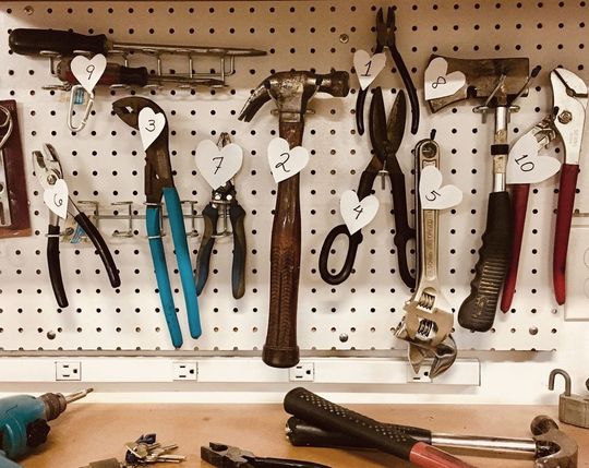Oft sind Tools in der Unternehmenskommunikation nicht dokumentiert und auf die eigene Praxis zugeschnitten. Es empfiehlt sich eine Toolbox. Oft sind Tools in der Unternehmenskommunikation nicht dokumentiert und auf die eigene Praxis zugeschnitten. Es empfiehlt sich eine Toolbox.