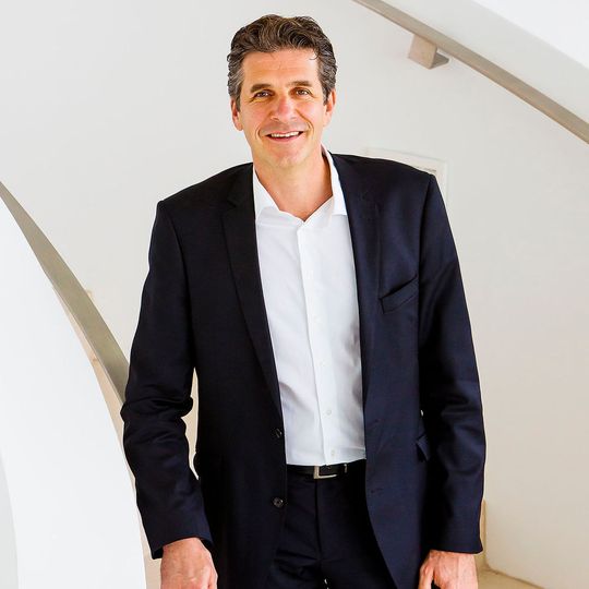 Gründer Dr. Jens Hanke promovierte im Bereich der theoretischen Medizin an der Humboldt-Universität zu Berlin und hat zudem einen Abschluss in Mathematik. Vor der Gründung von Graforce entwickelte er erfolgreich eine große Bandbreite an Produkten, welche es weltweit zur Marktreife gebracht haben, darunter Navigationssysteme für unbemannte Fahrzeuge sowie mobile Sicherheitsroboter für die Objektüberwachung.