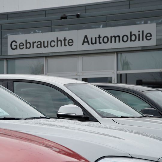 Fahrzeugvertrieb via Internet: Die Autohauswebsite erweist sich in einer Händlerumfrage im Vergleich verschiedener Onlinekanäle als konversionsstarkes Absatzinstrument. Fahrzeugvertrieb via Internet: Die Autohauswebsite erweist sich in einer Händlerumfrage im Vergleich verschiedener Onlinekanäle als konversionsstarkes Absatzinstrument.