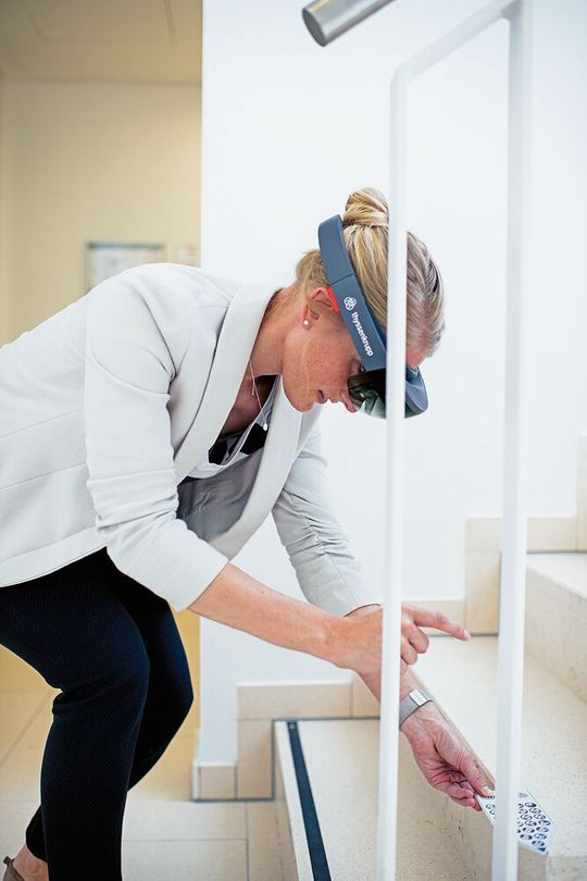 Mithilfe der Hololense können die Sales-Manager die notwendigen Vermessungen direkt beim ersten Kundenbesuch vornehmen. Im Vergleich zur bisherigen Methode sparen sie rund eine Stunde Zeit. Mithilfe der Hololense können die Sales-Manager die notwendigen Vermessungen direkt beim ersten Kundenbesuch vornehmen. Im Vergleich zur bisherigen Methode sparen sie rund eine Stunde Zeit.