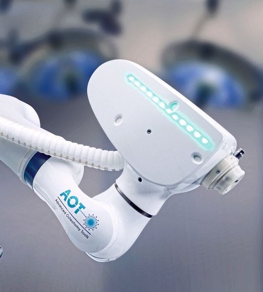 Das Schweizer Start-up AOT ist mit seinem System Carlo (Cold Ablation, Robot-guided Laser Ostetome) auf dem besten Weg zur Marktreife. Das Schweizer Start-up AOT ist mit seinem System Carlo (Cold Ablation, Robot-guided Laser Ostetome) auf dem besten Weg zur Marktreife.