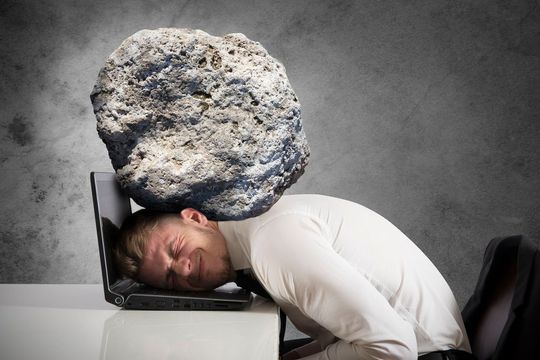 Zwei von drei Studierenden in Deutschland leiden unter starken Kopfschmerzen. Fast jeder Dritte der Betroffenen ist durch sie sehr schwer beeinträchtigt. Die Studenten medikamentieren selbst, oft ohne zu wissen, dass auch die Schmerzmittel Kopfschmerzen auslösen können. Das Projekt „Kopfhoch“ soll nun bei der Aufklärung helfen. Zwei von drei Studierenden in Deutschland leiden unter starken Kopfschmerzen. Fast jeder Dritte der Betroffenen ist durch sie sehr schwer beeinträchtigt. Die Studenten medikamentieren selbst, oft ohne zu wissen, dass auch die Schmerzmittel Kopfschmerzen auslösen können. Das Projekt „Kopfhoch“ soll nun bei der Aufklärung helfen.
