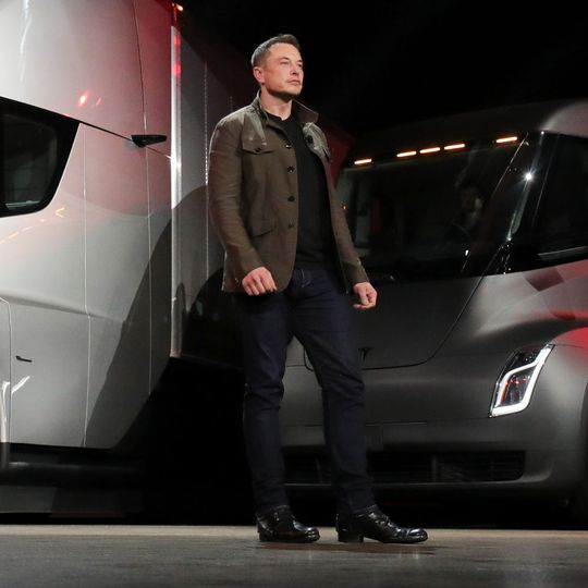 Elon Musk sieht Tesla auf Kurs.