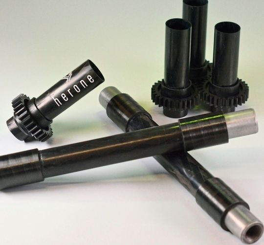 Die Herone GmbH basiert auf einem Ausgründungsprojekt des Instituts für Leichtbau und Kunststofftechnik (ILK) der Technischen Universität Dresden. Im Rahmen der Composites Europe 2018 präsentieren die Spezialisten solche automatisiert gefertigten Verbundhohlprofile aus carbonfaserverstärktem Thermoplast, heißt es. Das Besondere seien unter anderem die angespritzten Lasteinleitungskomponenten aus dem Hochleistungskunststoff CF-PEEK. Halle 7 am Stand E77. Die Herone GmbH basiert auf einem Ausgründungsprojekt des Instituts für Leichtbau und Kunststofftechnik (ILK) der Technischen Universität Dresden. Im Rahmen der Composites Europe 2018 präsentieren die Spezialisten solche automatisiert gefertigten Verbundhohlprofile aus carbonfaserverstärktem Thermoplast, heißt es. Das Besondere seien unter anderem die angespritzten Lasteinleitungskomponenten aus dem Hochleistungskunststoff CF-PEEK. Halle 7 am Stand E77.