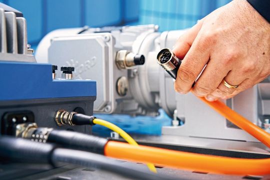 Mit dem M15-Power-Rundsteckverbinder bietet LQ eine durchgängige Lösung von der Steuerung bis zum Motor.