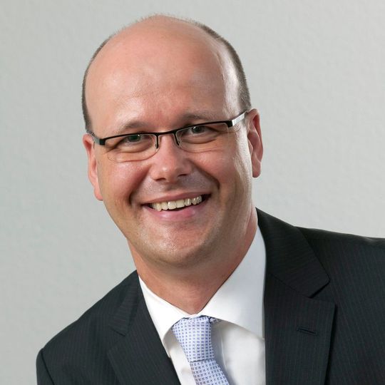 Axel Ecke, bisher Vertriebsdirektor von Jaguar Land Rover Deutschland, stellt sich einer neuen beruflichen Herausforderung. Axel Ecke, bisher Vertriebsdirektor von Jaguar Land Rover Deutschland, stellt sich einer neuen beruflichen Herausforderung.